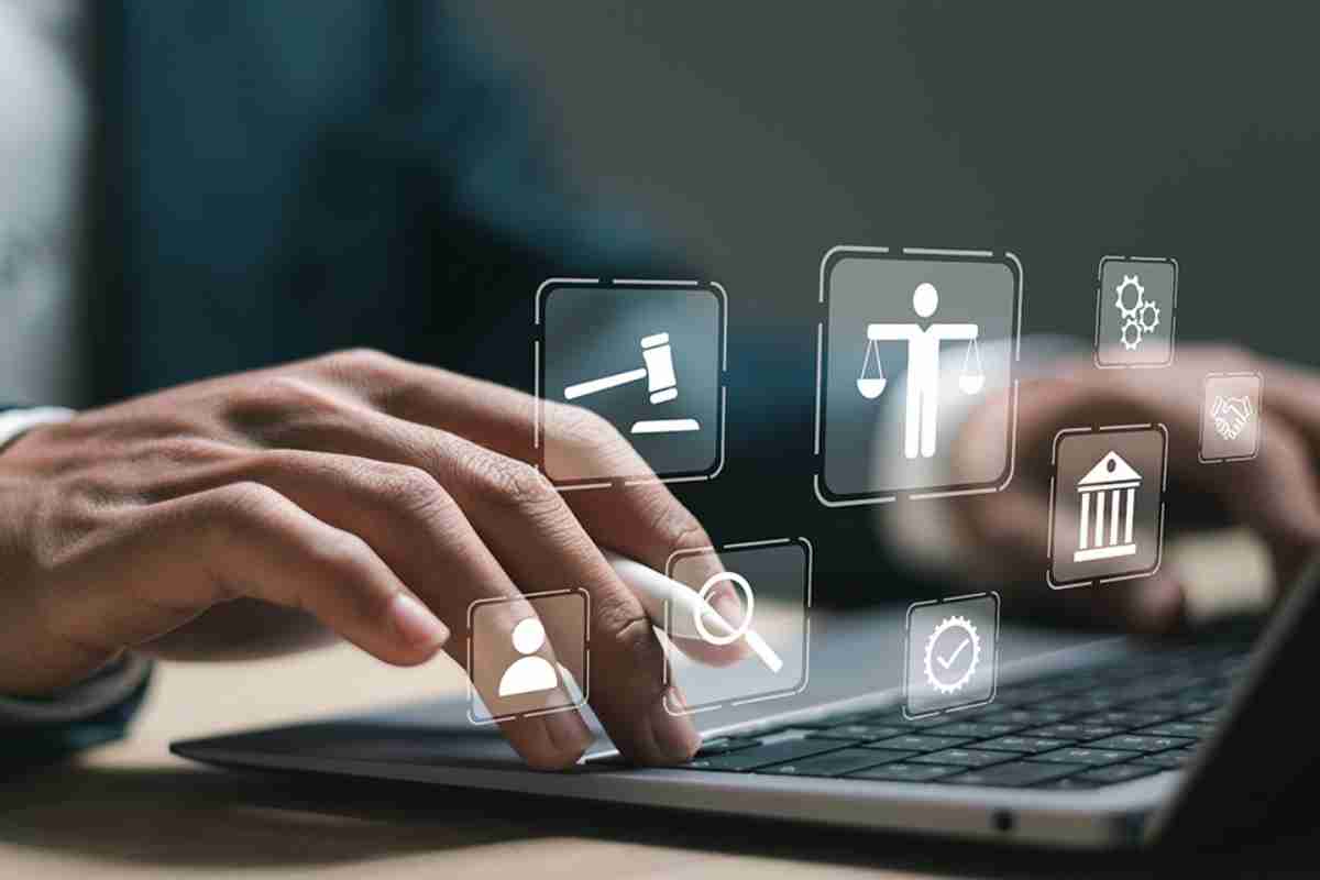 © Pakin - stock.adobe.com Person schreibt am Laptop