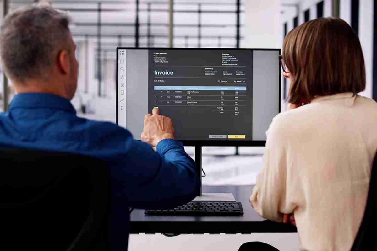 © Andrey Popov - stock.adobe.com Zwei Personen vor Computerbildschirm
