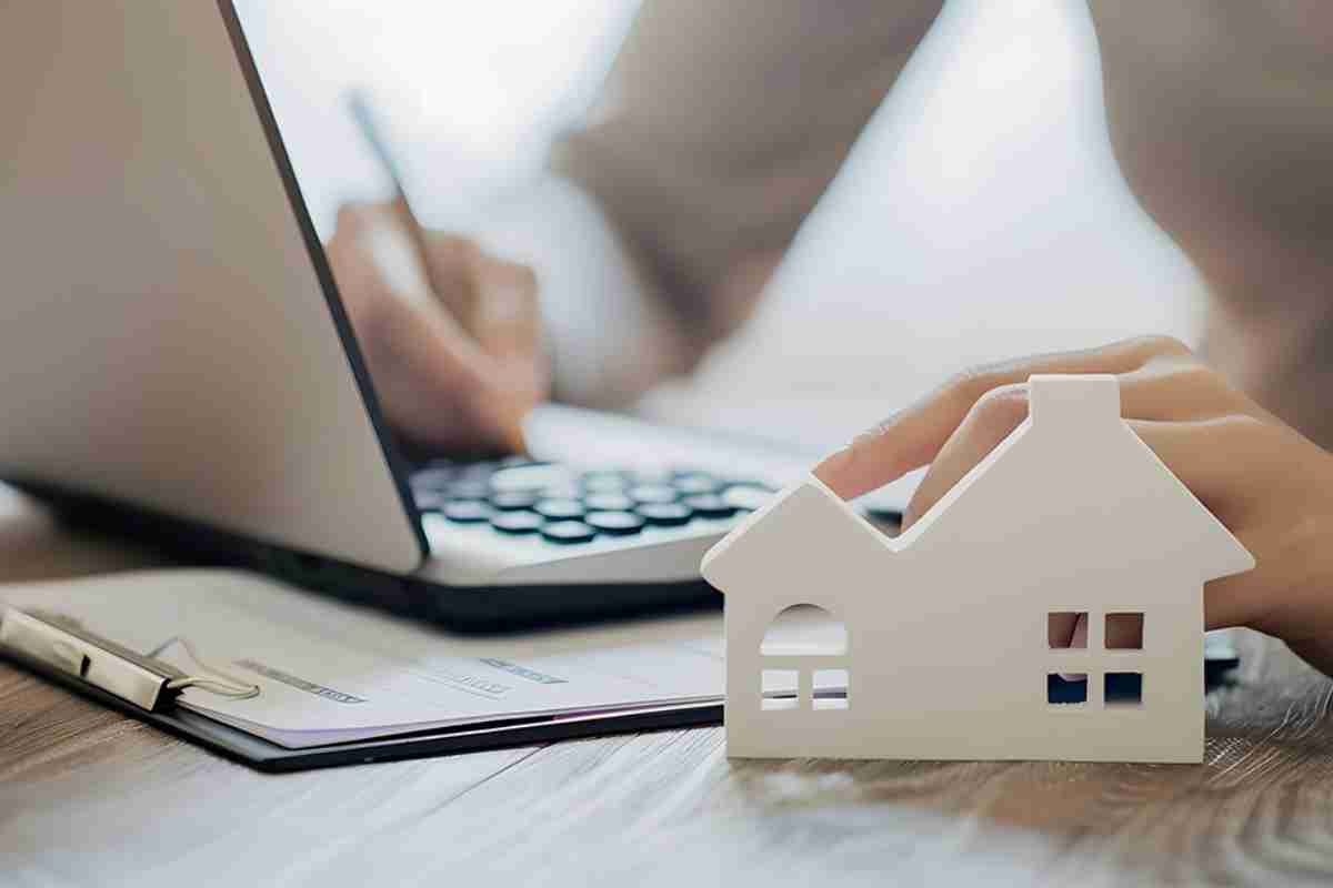 © Steve / stock.adobe.com Laptop und kleines Häuschen