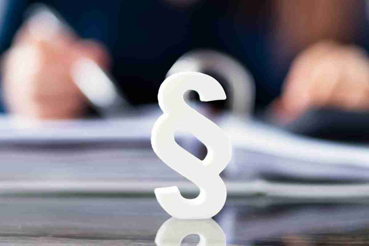 © Andrey Popov - stock.adobe.com Paragraph vor Aktenmappe