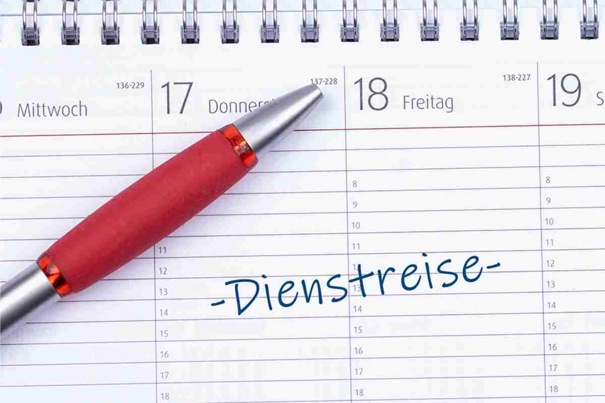 © HNFOTO - stock.adobe.com Kalender mit Schrift Dienstreise darauf