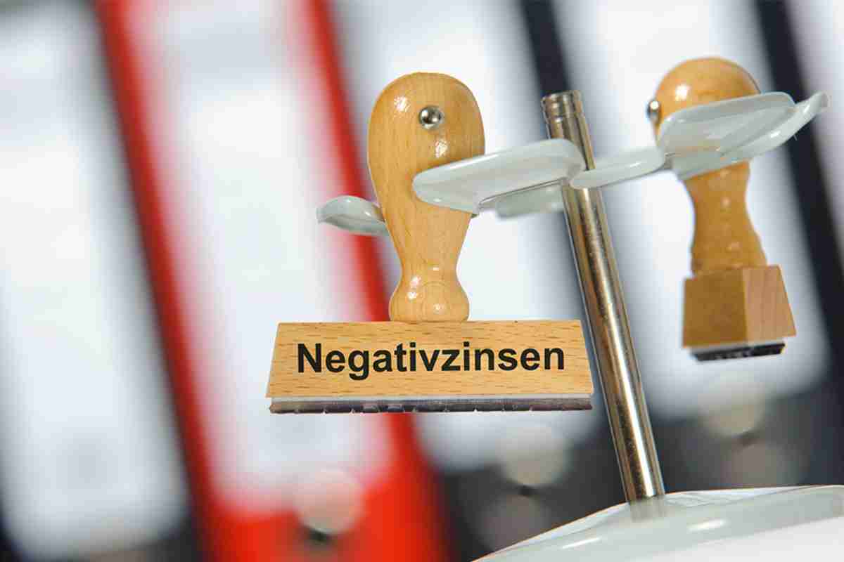 © Wolfilser - stock.adobe.com Stempel mit Aufschrift Negativzinsen