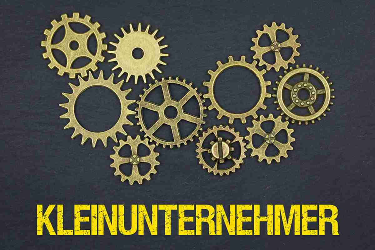 © magele-picture - stock.adobe.com Zahnräder und Schriftzug Kleinunternehmer