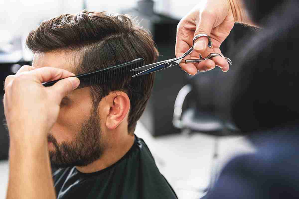 © Yakobchuk Olena - stock.adobe.com Ein Mann bekommt einen Haarschnitt