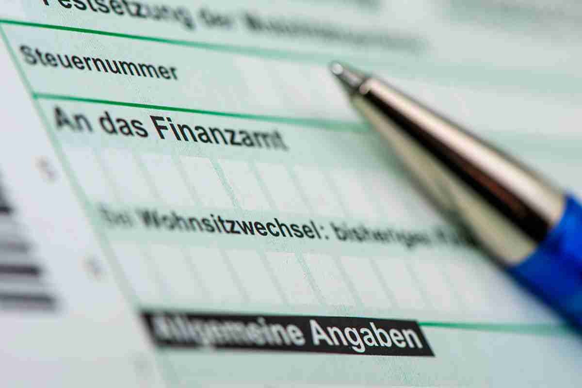 © Wolfilser - stock.adobe.com Formular und Kugelschreiber
