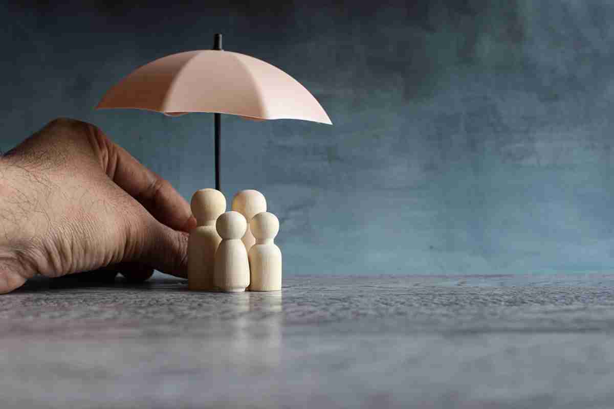 © izzuan - stock.adobe.com Spielsteine unter Regenschirm