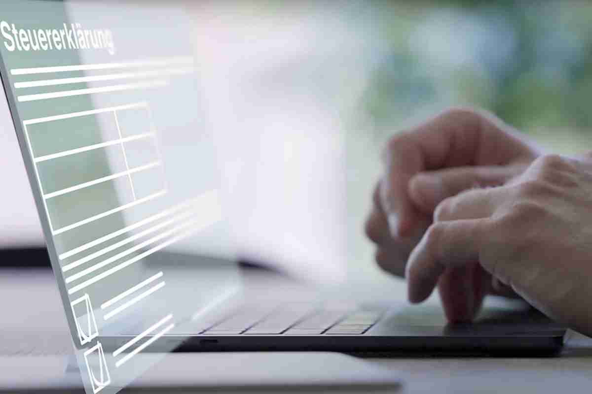 Hände auf Laptoptastatur