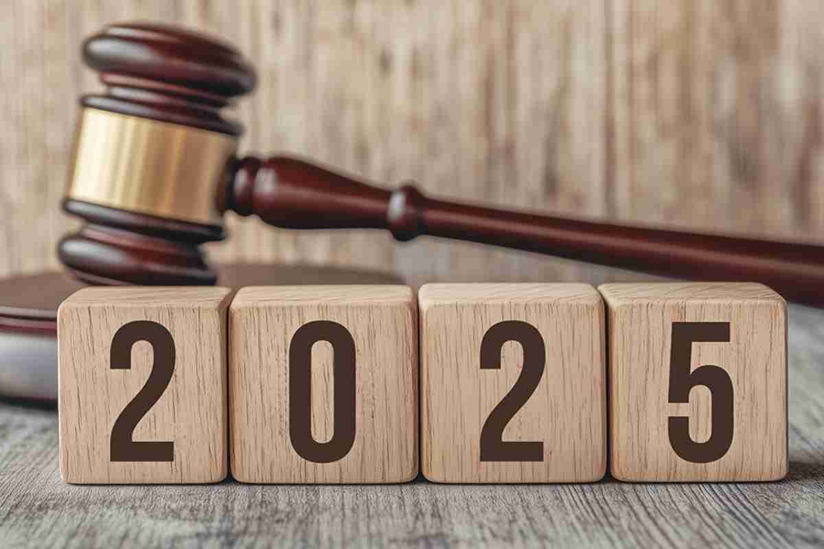 Richterhammer und Aufschrift 2025